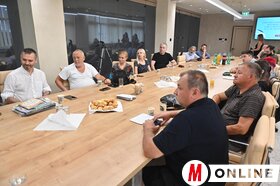 A Kárpát-medencei riporttábor résztvevői a Magyar Szó-házban