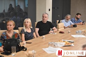 A Kárpát-medencei riporttábor résztvevői a Magyar Szó-házban
