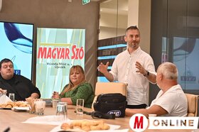 A Kárpát-medencei riporttábor résztvevői a Magyar Szó-házban