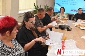 A Kárpát-medencei riporttábor résztvevői a Magyar Szó-házban