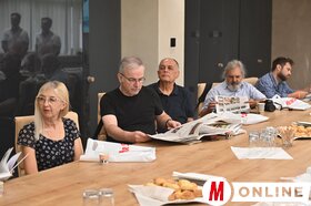 A Kárpát-medencei riporttábor résztvevői a Magyar Szó-házban
