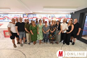 A Kárpát-medencei riporttábor résztvevői a Magyar Szó-házban