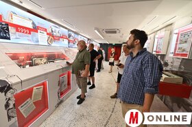 A Kárpát-medencei riporttábor résztvevői a Magyar Szó-házban