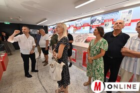 A Kárpát-medencei riporttábor résztvevői a Magyar Szó-házban