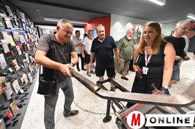 A Kárpát-medencei riporttábor résztvevői a Magyar Szó-házban