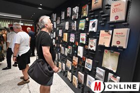 A Kárpát-medencei riporttábor résztvevői a Magyar Szó-házban