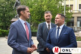 A Magyar Összefogás listájának átadása Belgrádban