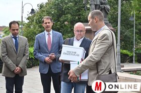 A Magyar Összefogás listájának átadása Belgrádban