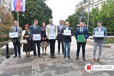 A Magyar Összefogás listájának átadása Belgrádban