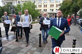 A Magyar Összefogás listájának átadása Belgrádban