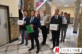 A Magyar Összefogás listájának átadása Belgrádban