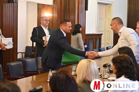 A Magyar Összefogás listájának átadása Belgrádban