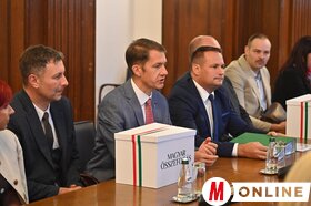 A Magyar Összefogás listájának átadása Belgrádban