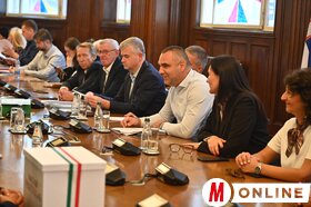 A Magyar Összefogás listájának átadása Belgrádban
