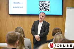 A Vajdasági Virtus vállalkozói ötletverseny résztvevői szakmai kiránduláson a szabadkai Masterplastban és Digital Hive-ban