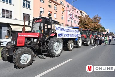 Gazdatüntetés a tartományi kormány épületénél