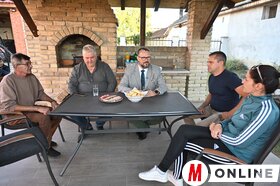 Gomboson és Doroszlón kampányolt a Vajdasági Magyar Szövetség