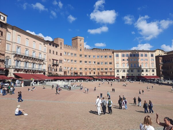 A kagyló alakú Piazza del Campo