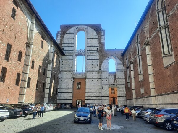 A Facciatone mintegy 100 méterre van a dómtól