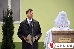 Kosztolányi Dezső mellszobrának felavatása Ludason