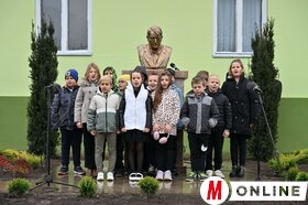 Kosztolányi Dezső mellszobrának felavatása Ludason