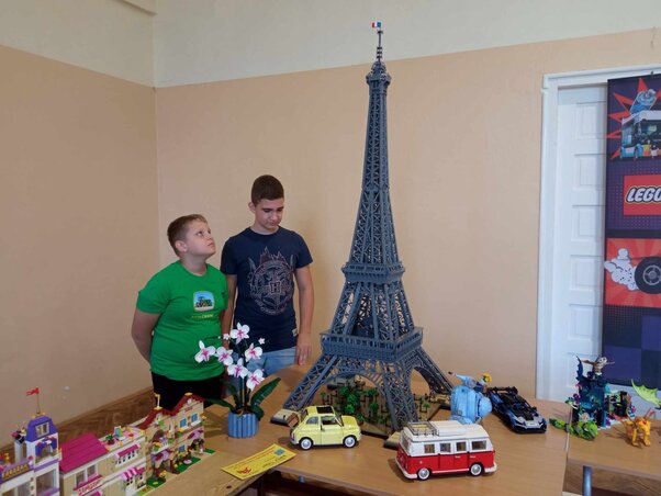 A kiállítás egyik leglátványosabb alkotása, a legóból készült Eiffel-torony