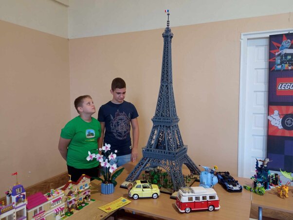A kiállítás egyik leglátványosabb alkotása, a legóból készült Eiffel-torony A kiállítás egyik leglátványosabb alkotása, a legóból készült Eiffel-torony