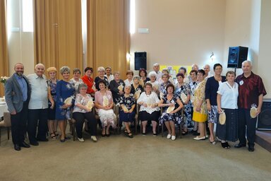 A Nefelejcs kézimunkacsoport tagsága Szatmári Adrián polgármesterrel a születésnapi ünnepségen (Herceg Elizabetta felvétele)