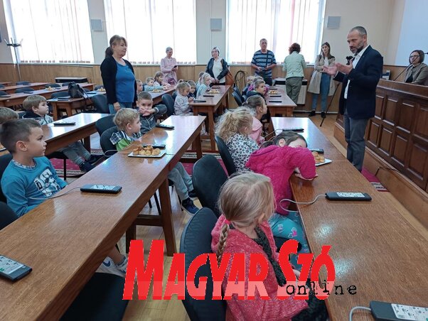 A vidám vendégsereget Szatmári Adrián polgármester köszöntötte A vidám vendégsereget Szatmári Adrián polgármester köszöntötte