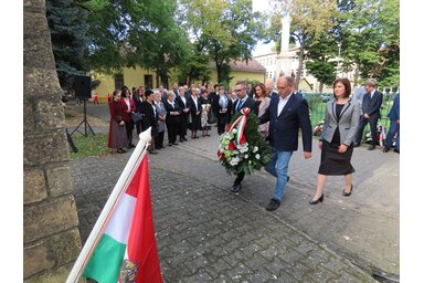 A Magyar Nemzeti Tanács tisztségviselői megkoszorúzzák az adai emlékművet (Fotó: Csincsik Zsolt)