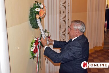 Czegledi Rudolf, Zenta község polgármestere elhelyezi az önkormányzat koszorúját Batthyány emléktáblájánál (Fotó: Gergely Árpád felvétele)