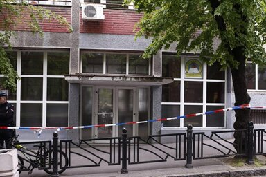 A Vladislav Ribnikar Általános Iskola a tragédiát követő napokban (Fotó: Beta)