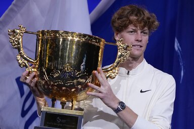 A meccs közben gyúrni is kellett Györe Lászlót, de végül az sem segített, és a zentai teniszező, aki az első játékrészben öt breaklabdát hagyott ki, két szoros játszmában veszített az ausztr