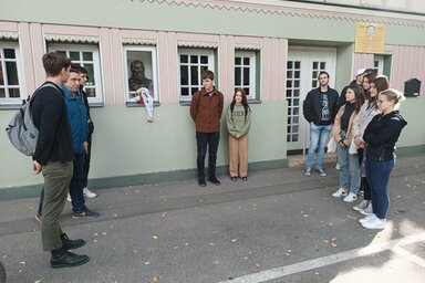 A Népkör Magyar Művelődési Központnál a diákok megkoszorúzták a Kossuth Lajos-mellszobrot (Dér Dianna)