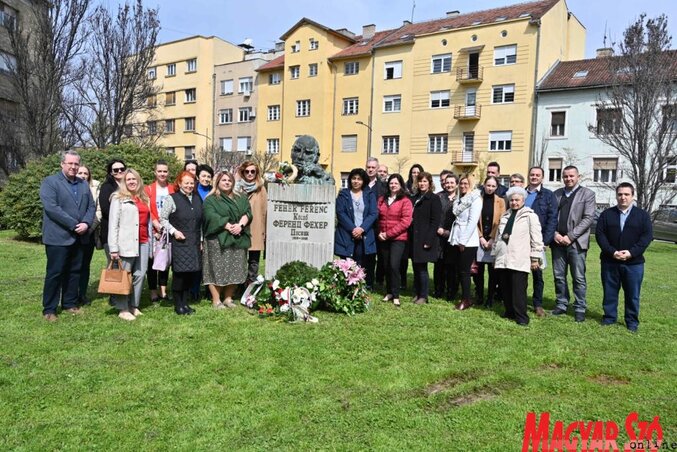 Minden év április 11-én megkoszorúzzák Fehér Ferenc mellszobrát, amely Újvidék belvárosában áll (Fotó: Ótos András)