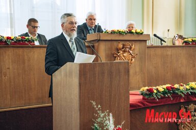 Recskó Béla ünnepi beszéde közben a zentai községi képviselő-testület díszülésén (Gergely Árpád felvétele)