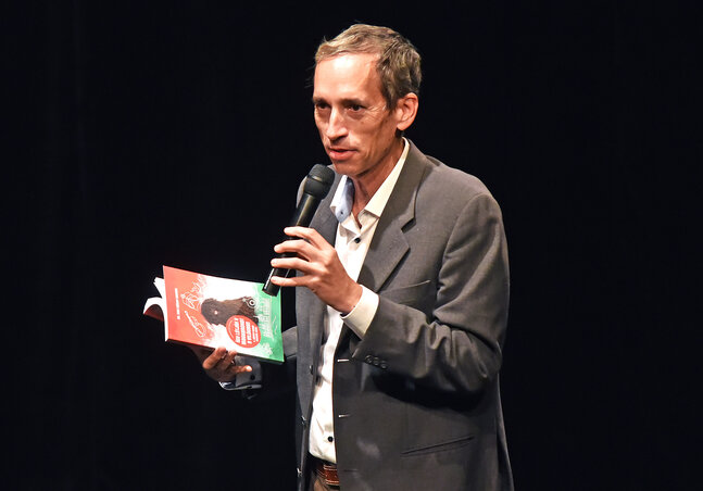 Az Így látják a magyarokat a világban című könyvét Zentán is nagy sikerrel mutatták be (Gergely Árpád felvétele) Az Így látják a magyarokat a világban című könyvét Zentán is nagy sikerrel mutatták be (Gergely Árpád felvétele)