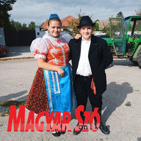 Büszke bíró és bíróleány (Fotó: L. Móger Tímea felvétele) Büszke bíró és bíróleány (Fotó: L. Móger Tímea felvétele)