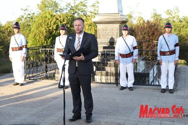 Kovács Károly beszédet mond a megemlékezésen (Fotó: Lakatos János felvétele)