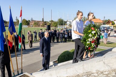 Lázár János miniszter részt vesz az aradi vértanúk vesztőhelyén álló obeliszk megkoszorúzásán a nemzeti gyásznapon (Fotó: MTI)