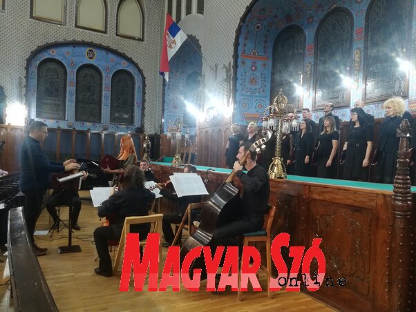 Egy szép produkció a Garden Quintet, a tanári kórus és Aleksandra Ušumović előadásában, fotó: Lukács Melinda Egy szép produkció a Garden Quintet, a tanári kórus és Aleksandra Ušumović előadásában, fotó: Lukács Melinda
