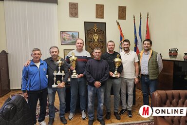 A moholi sporthorgászok a klubelnökkel és a polgármesterrel, fotó: Csincsik Zsolt