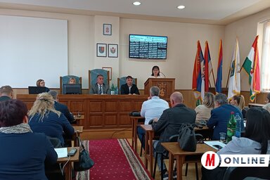 Nada Mehaković ismerteti a helyi járulék megszavazásának a részleteit (Kazinczy Paszterkó Diana felvétele)