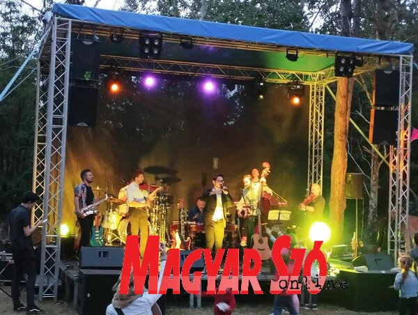 A Lóci játszik és a Fokos zenekar közös koncertje (Kancsár Izabella felvétele) A Lóci játszik és a Fokos zenekar közös koncertje (Kancsár Izabella felvétele)