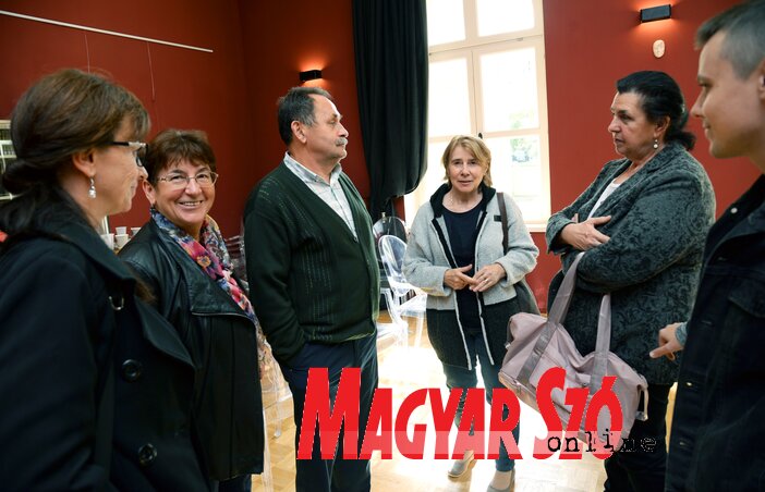 Bacsik Lőrinc Natália, Nagy Erzsébet, Talpai Sándor, Molnár Aranka, Mezei Zsuzsanna és Csíkos Dániel a közvitát követően (Dávid Csilla felvétele) Bacsik Lőrinc Natália, Nagy Erzsébet, Talpai Sándor, Molnár Aranka, Mezei Zsuzsanna és Csíkos Dániel a közvitát követően (Dávid Csilla felvétele)