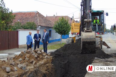 Igor Mirović megtekinti a csapadékelvezető csatornák kiépítési munkálatait (Vidács Hajnalka felvétele)