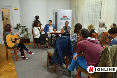 A közreműködők és a közönség egy része a könyvbemutatón, fotó: Molnár Edvárd