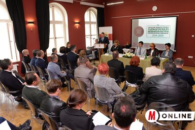 Dugoročno, želimo da povećamo broj distributera i dopisnika u rasejanju – rekao je Arpad Fremond, predsednik nacionalnog saveta, koji je sumirao javnu raspravu (Foto: Čila David)