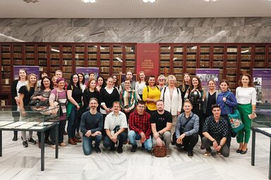 Csoportkép, a háttérben az OSZK alapítója gyűjteményének mindössze tíz százaléka, fotó: Kállai Göblös Nikoletta