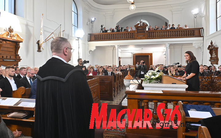 Novák Katalin köszönti az új püspököt (Ótos András felvétele) Novák Katalin köszönti az új püspököt (Ótos András felvétele)